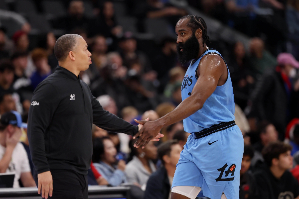 哈登低迷保罗替补控场，快船双新援轰 40 分率队 18 分客胜国王